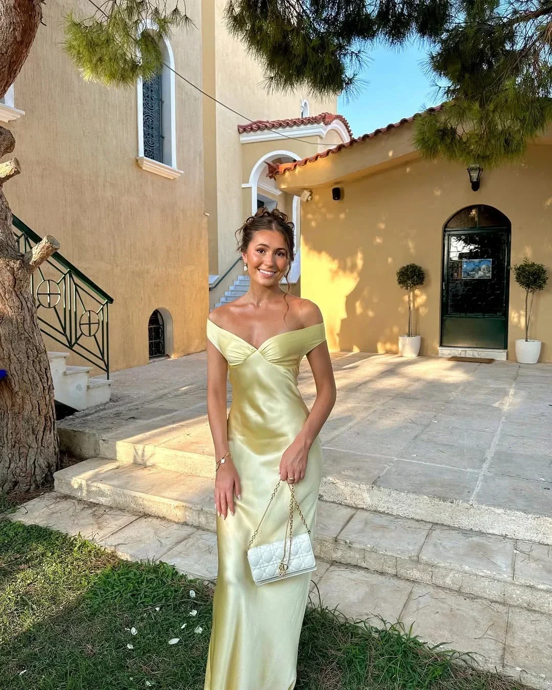Abito lungo satinato giallo spalle scoperte da sera - Image 3