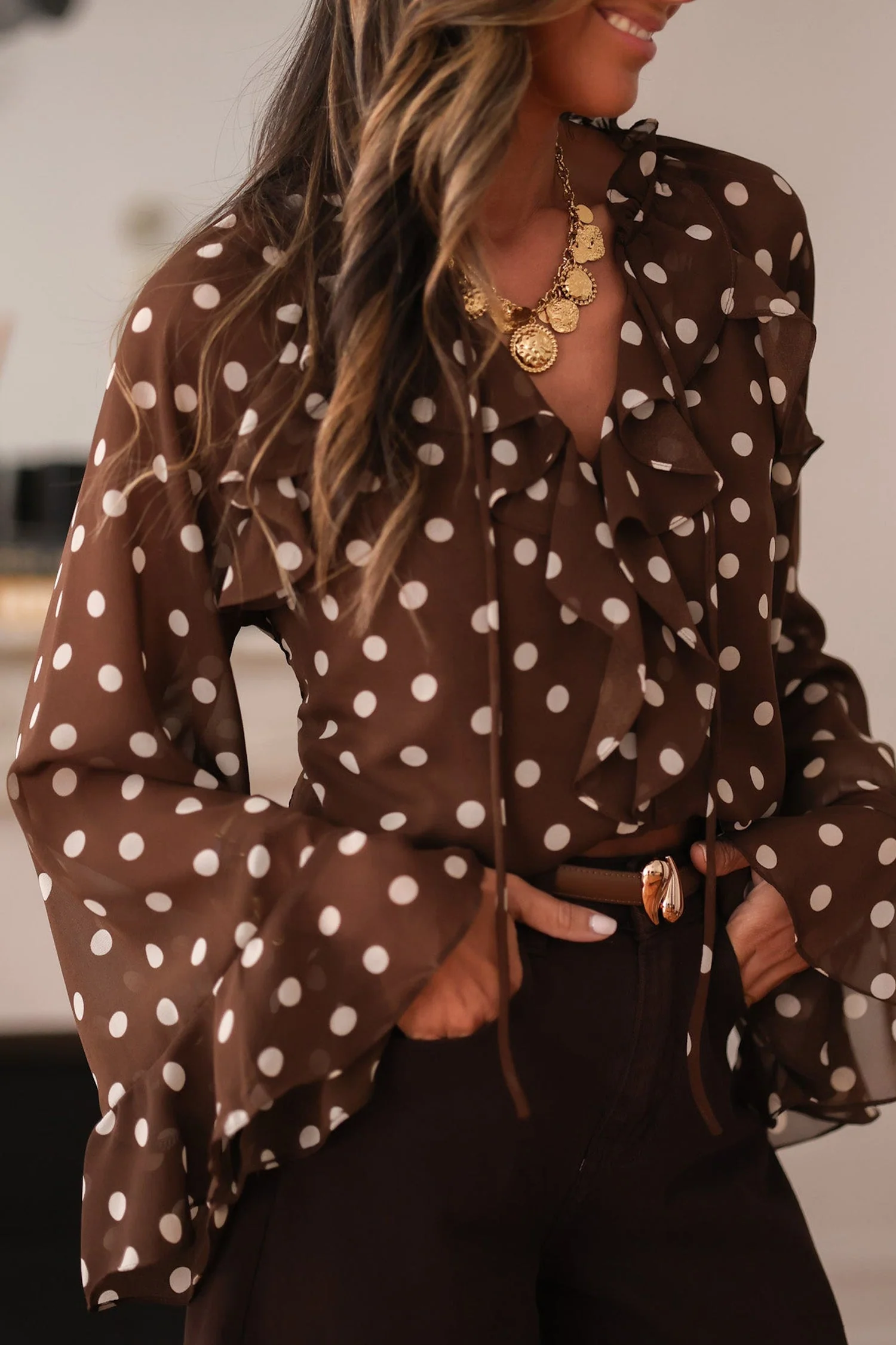 Blusa a Pois con Volant, Scollo a V e Maniche a Campana - Caffè - Image 6
