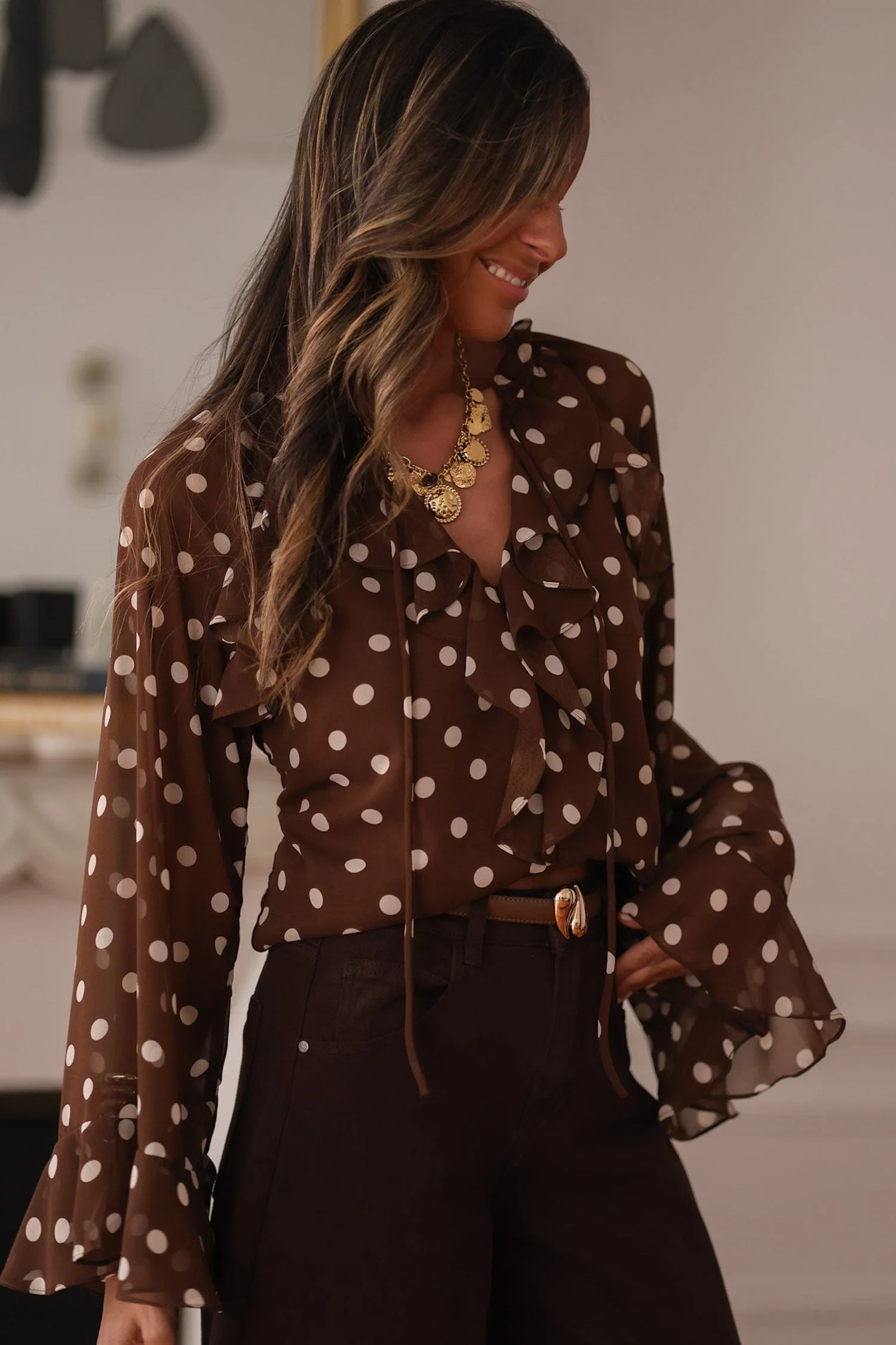 Blusa a Pois con Volant, Scollo a V e Maniche a Campana - Caffè - Image 8