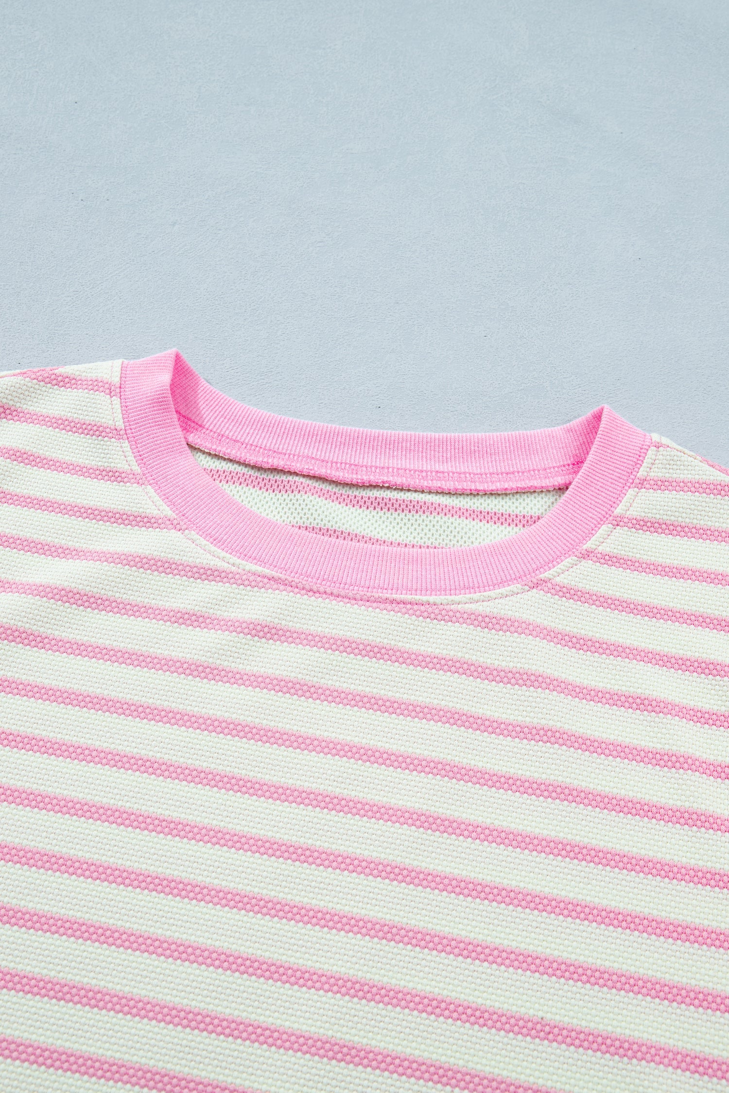 Blusa a Righe Rosa con Maniche Corte a Volant e Patchwork - Image 5