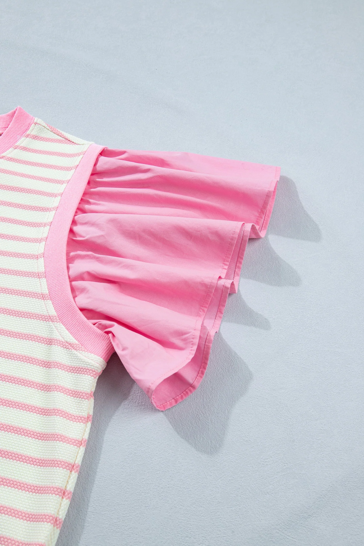 Blusa a Righe Rosa con Maniche Corte a Volant e Patchwork - Image 9