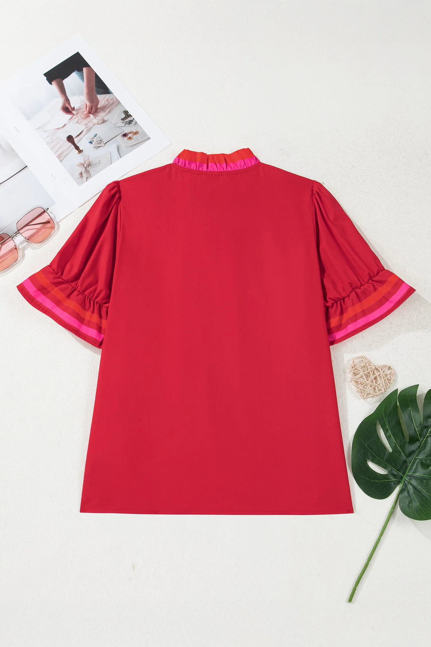 Blusa a righe rosso fuoco con colletto a volant e maniche corte arricciate - Image 2