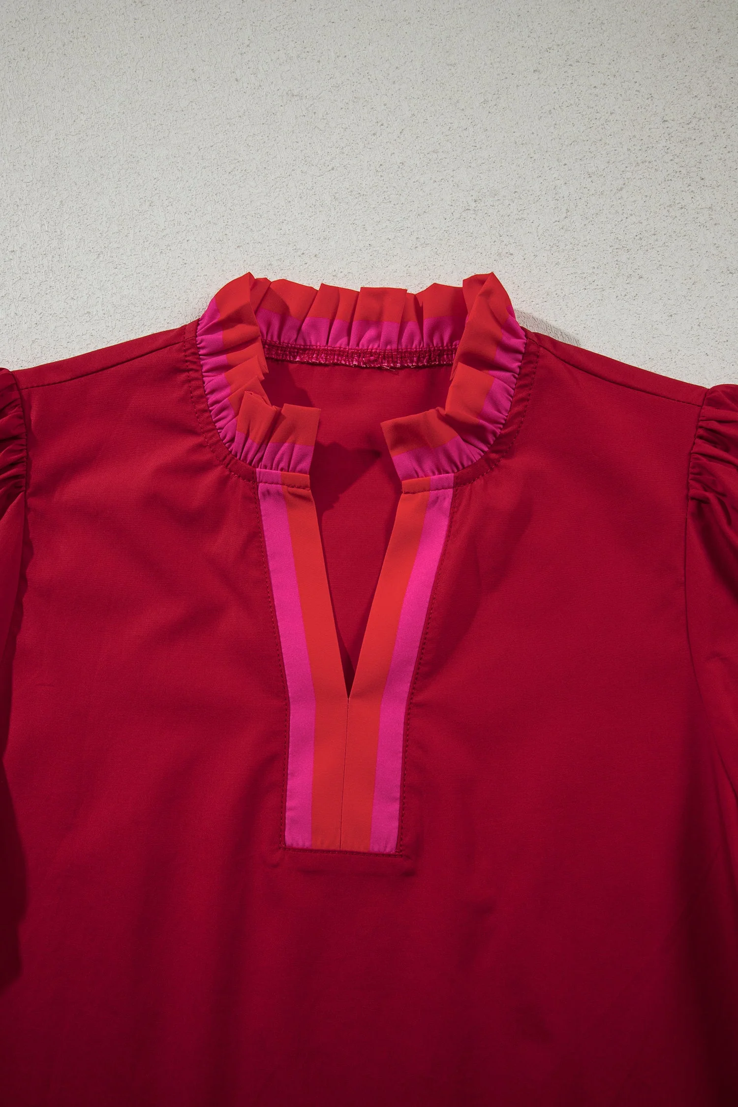 Blusa a righe rosso fuoco con colletto a volant e maniche corte arricciate - Image 4