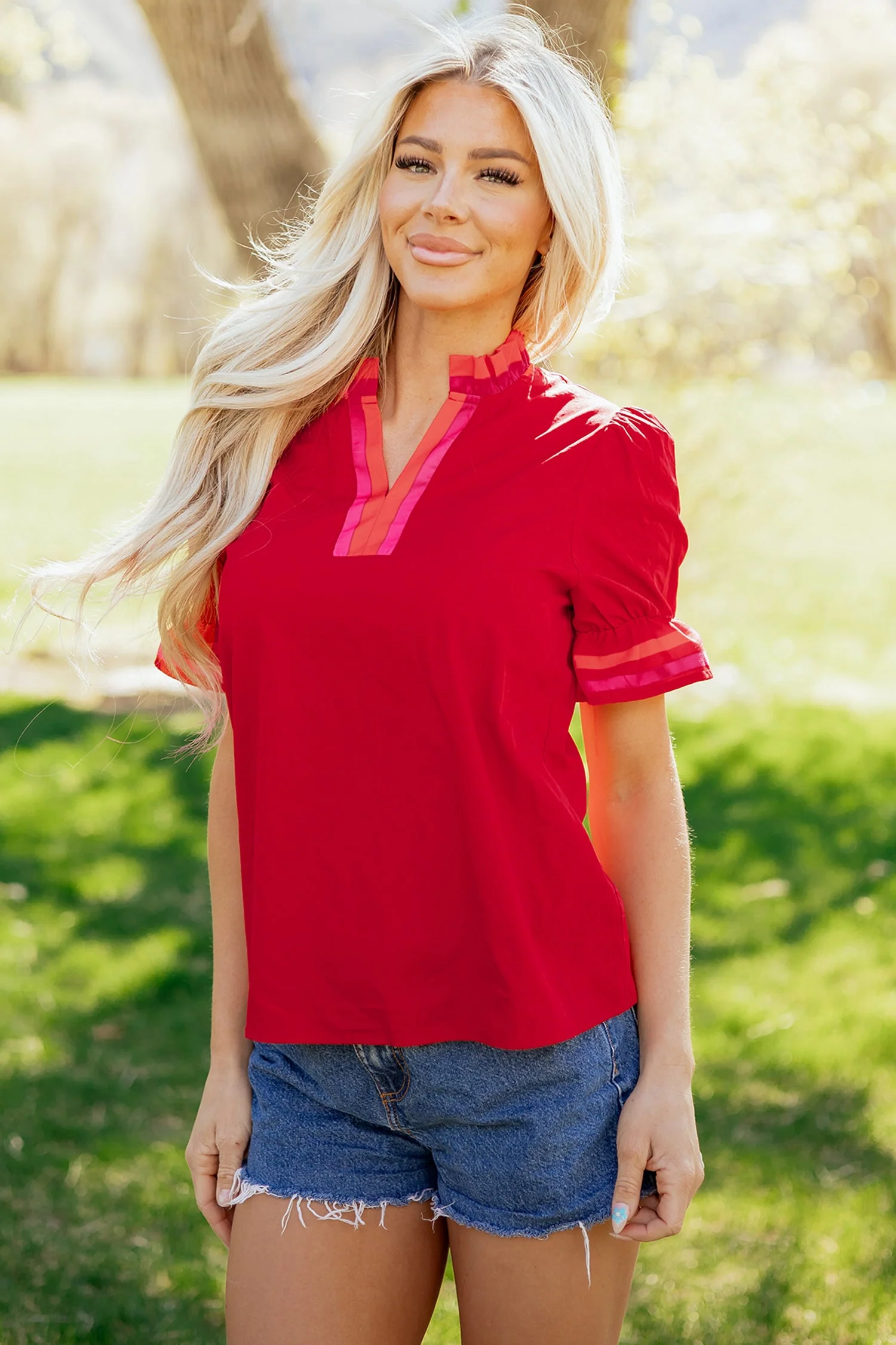 Blusa a righe rosso fuoco con colletto a volant e maniche corte arricciate - Image 9