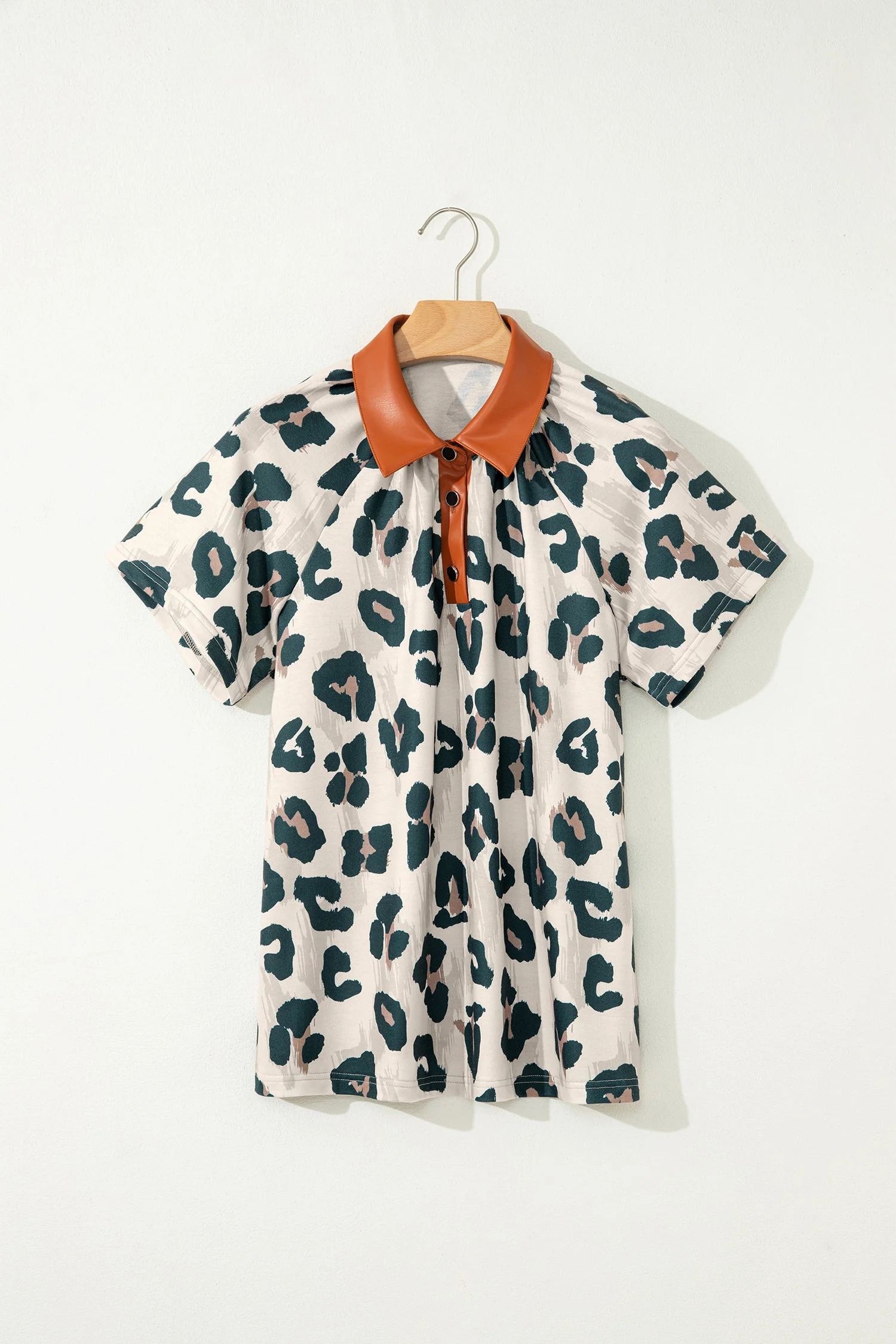 Blusa Casual a Maniche Corte con Stampa Leopardata e Colletto a Contrasto