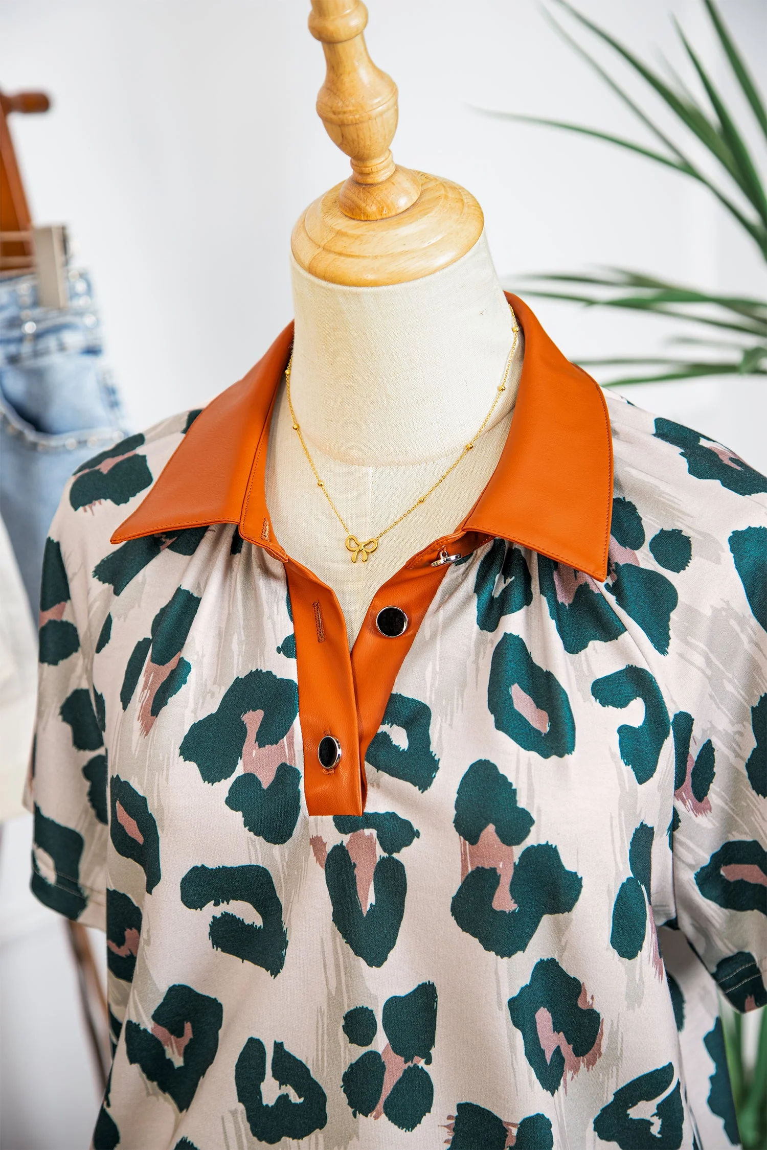Blusa Casual a Maniche Corte con Stampa Leopardata e Colletto a Contrasto - Image 16