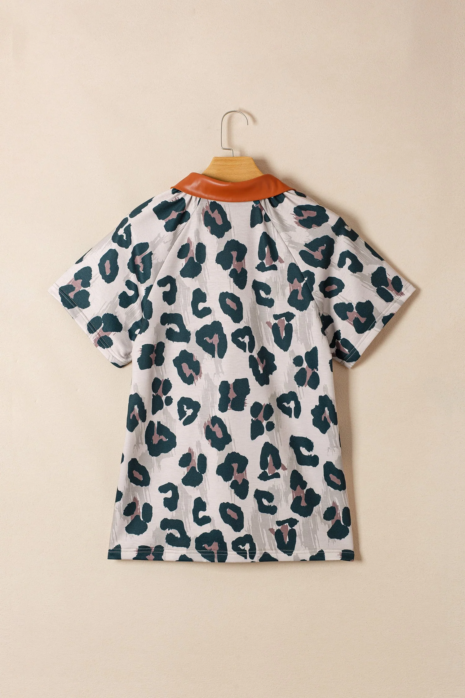 Blusa Casual a Maniche Corte con Stampa Leopardata e Colletto a Contrasto - Image 18