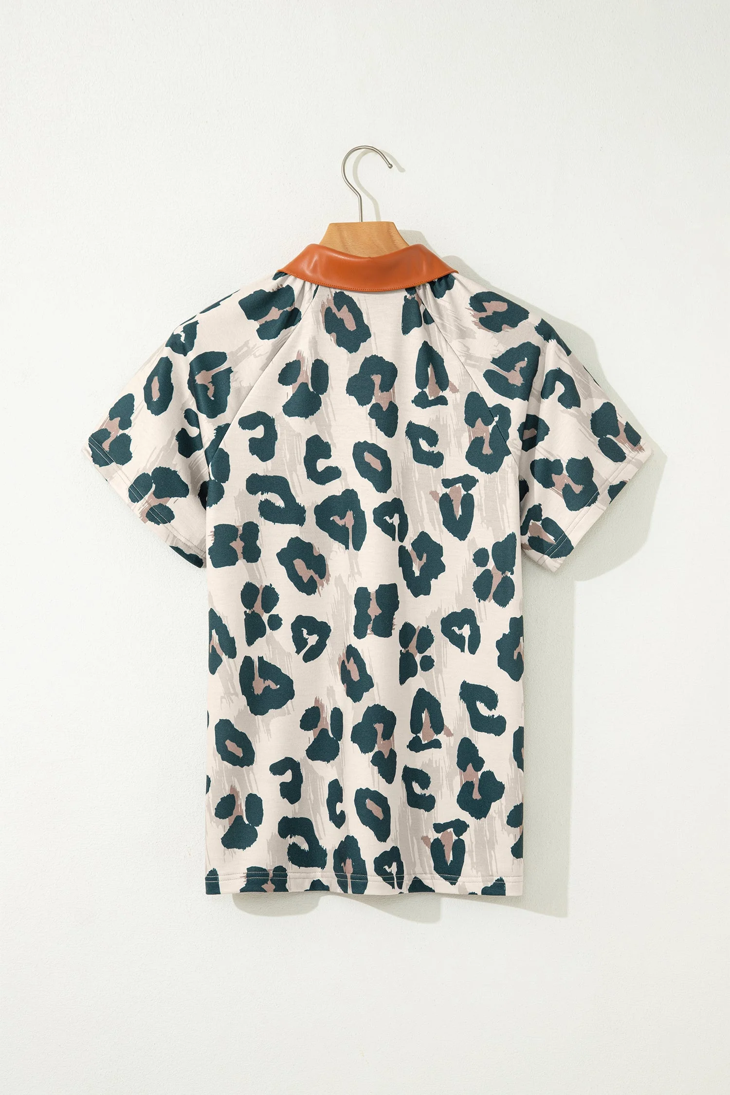 Blusa Casual a Maniche Corte con Stampa Leopardata e Colletto a Contrasto - Image 2