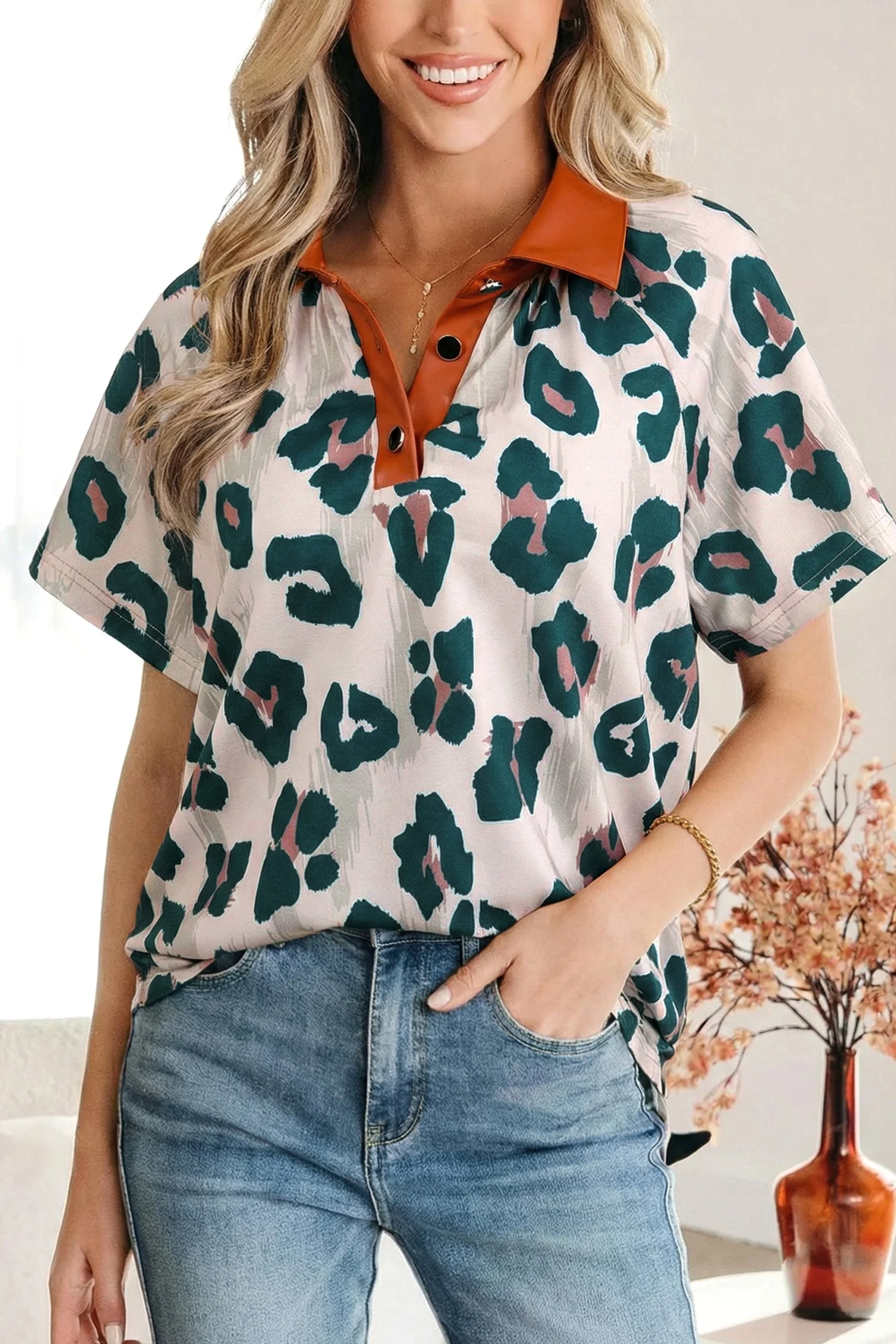 Blusa Casual a Maniche Corte con Stampa Leopardata e Colletto a Contrasto - Image 7