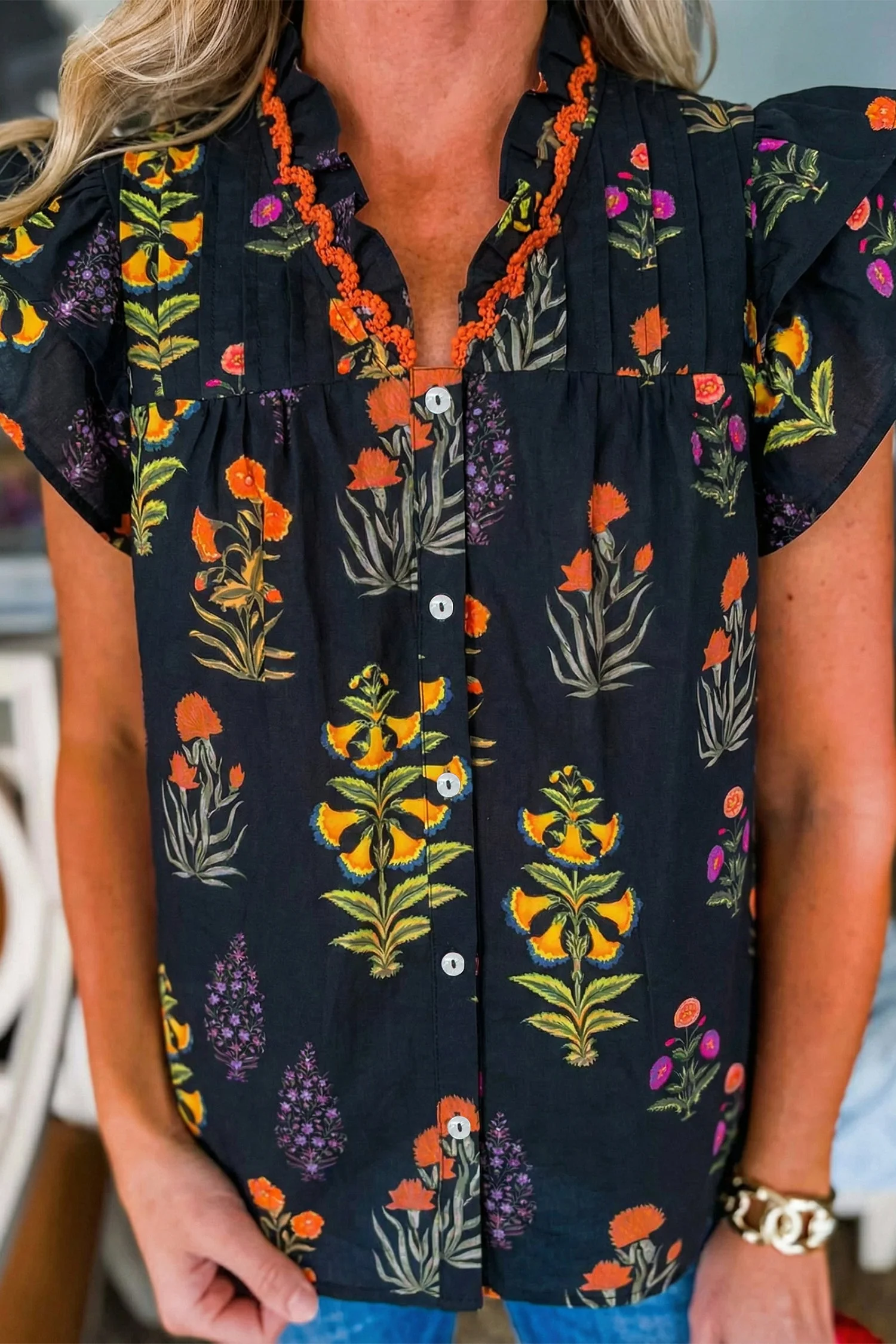 Camicia Nera a Fiori con Bordo in Pizzo e Scollo a V con Volant - Image 3
