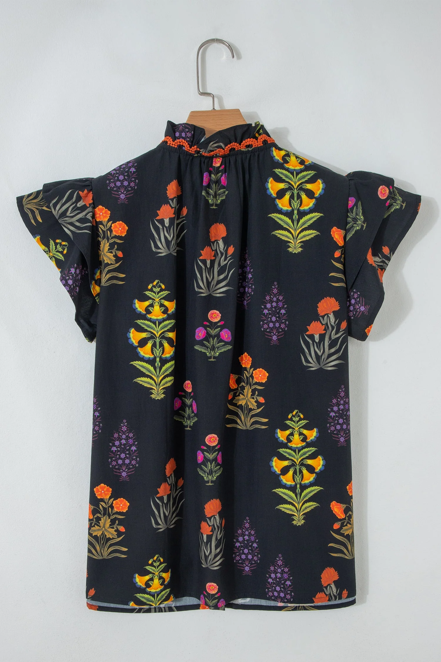 Camicia Nera a Fiori con Bordo in Pizzo e Scollo a V con Volant - Image 6