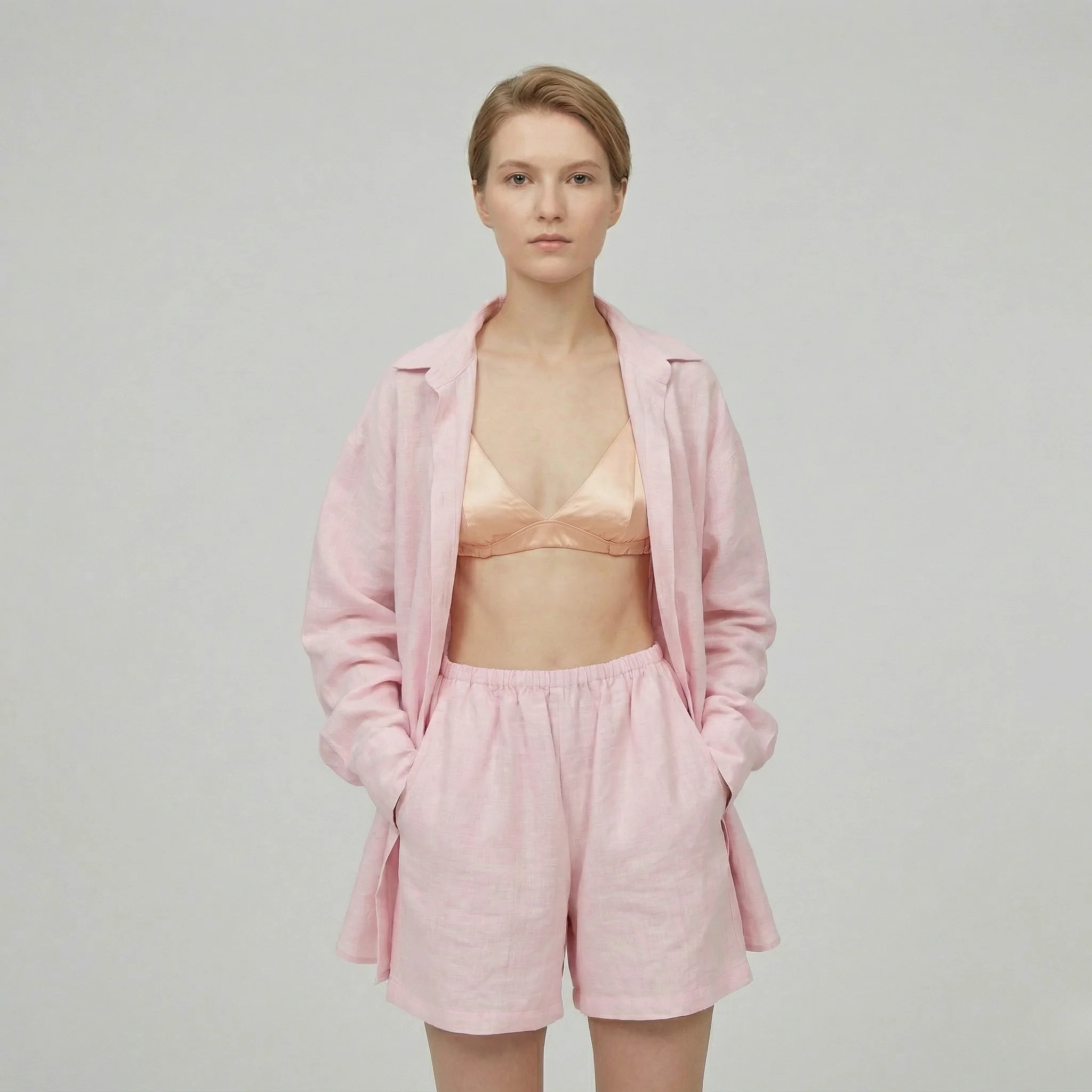 Completo due pezzi cardigan chic e shorts coordinati da donna