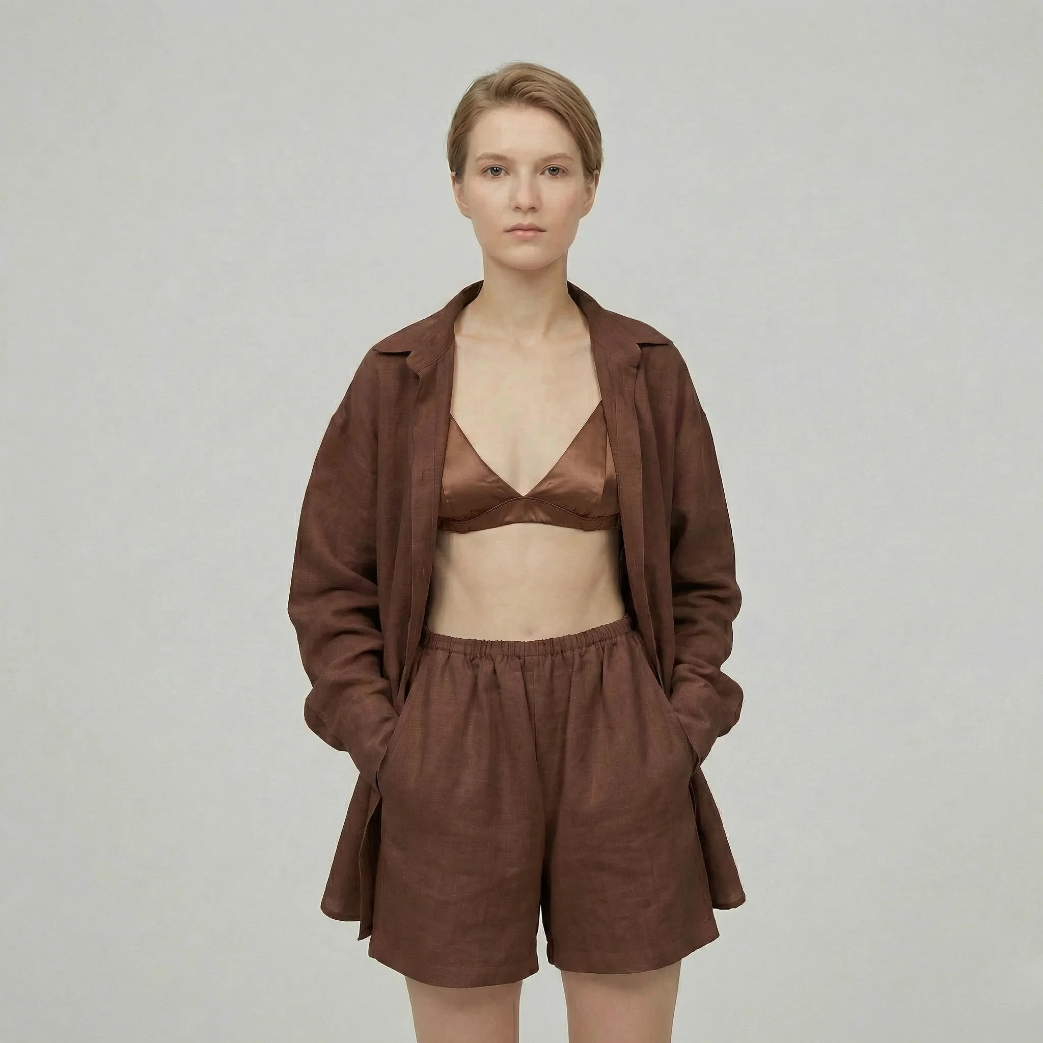 Completo due pezzi cardigan chic e shorts coordinati da donna - Image 2