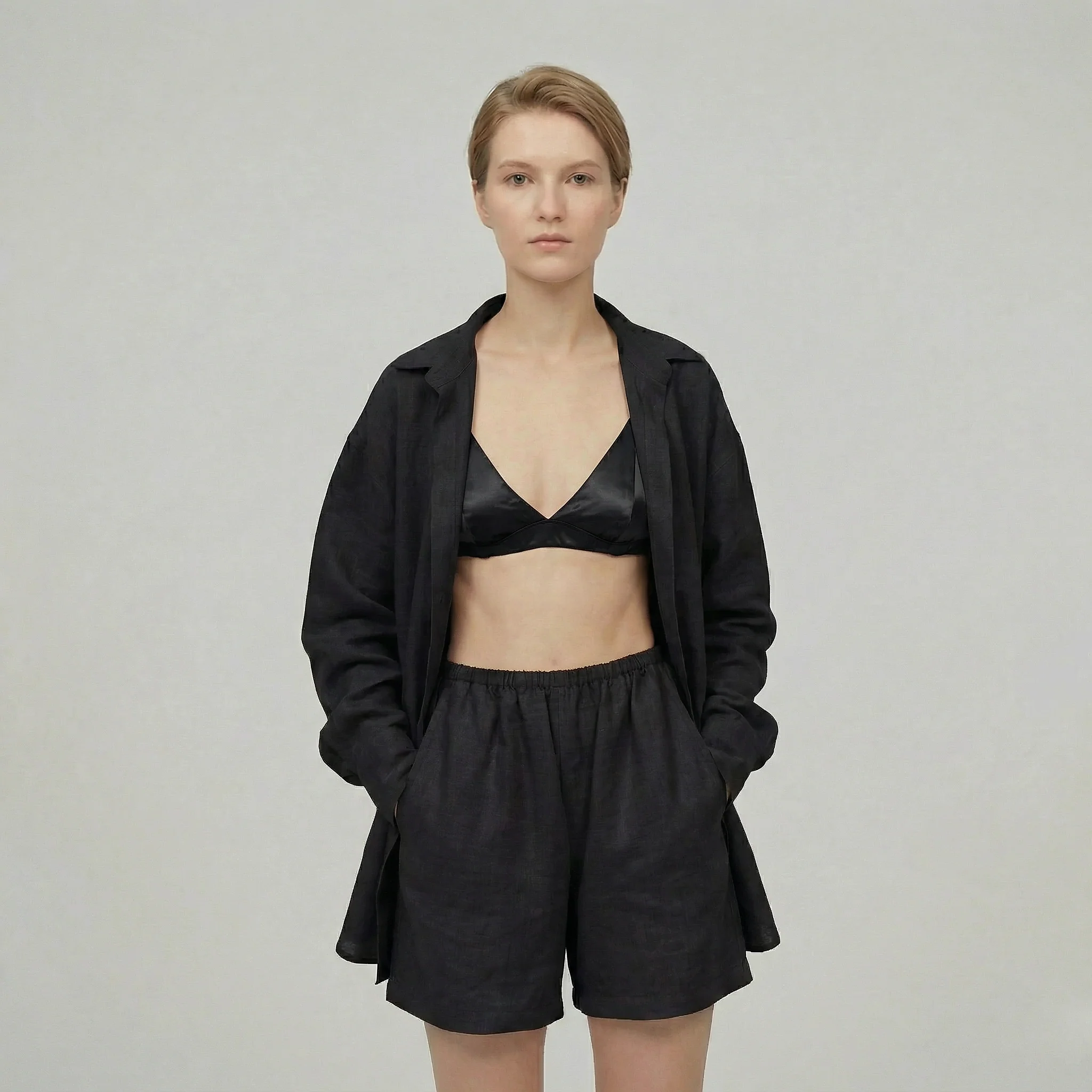 Completo due pezzi cardigan chic e shorts coordinati da donna - Image 3