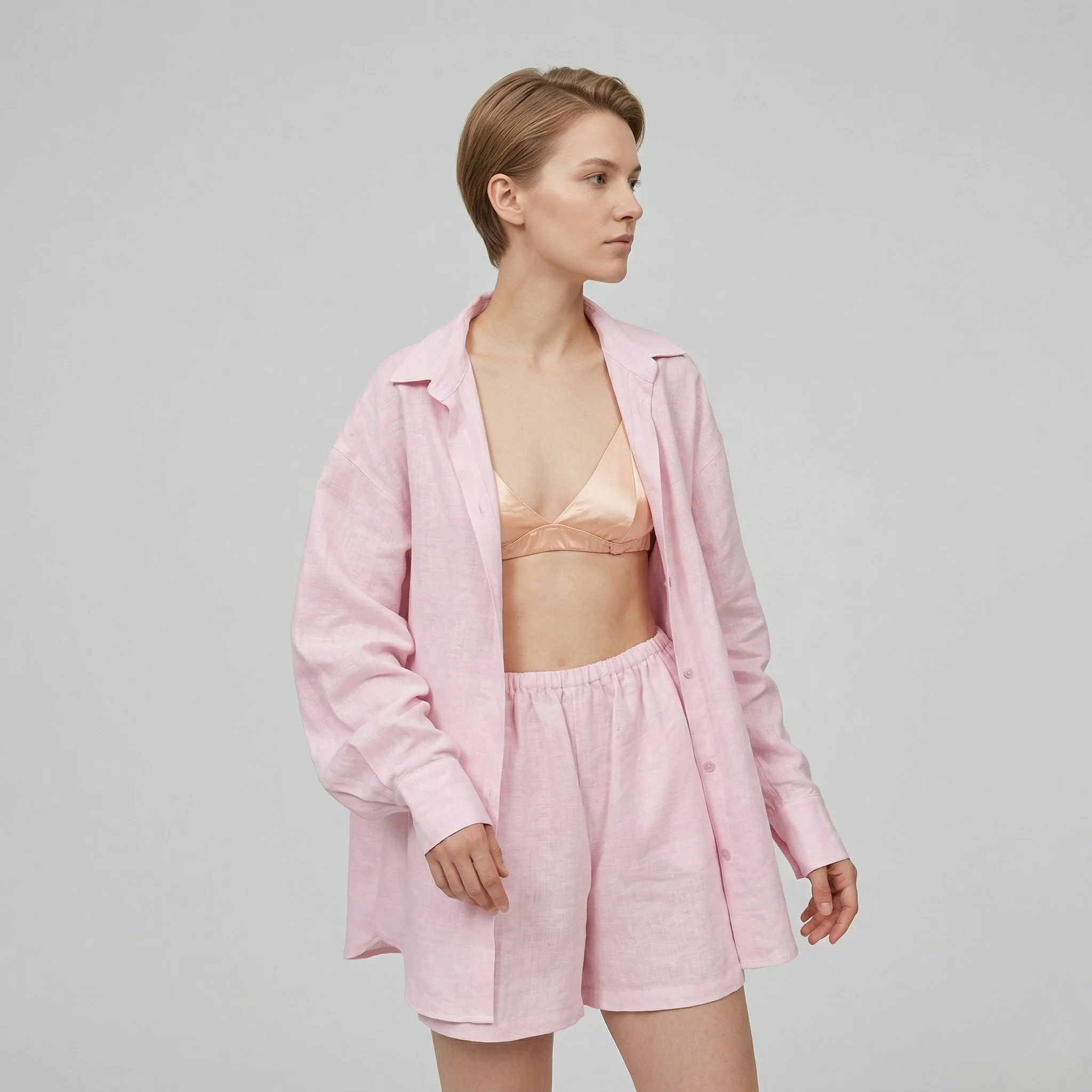 Completo due pezzi cardigan chic e shorts coordinati da donna - Image 4