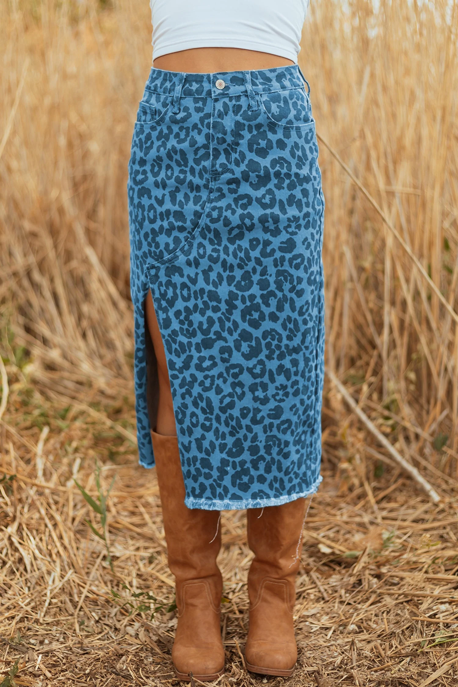Gonna Midi in Denim Leopardata con Spacco e Orlo Sfilacciato - Image 4