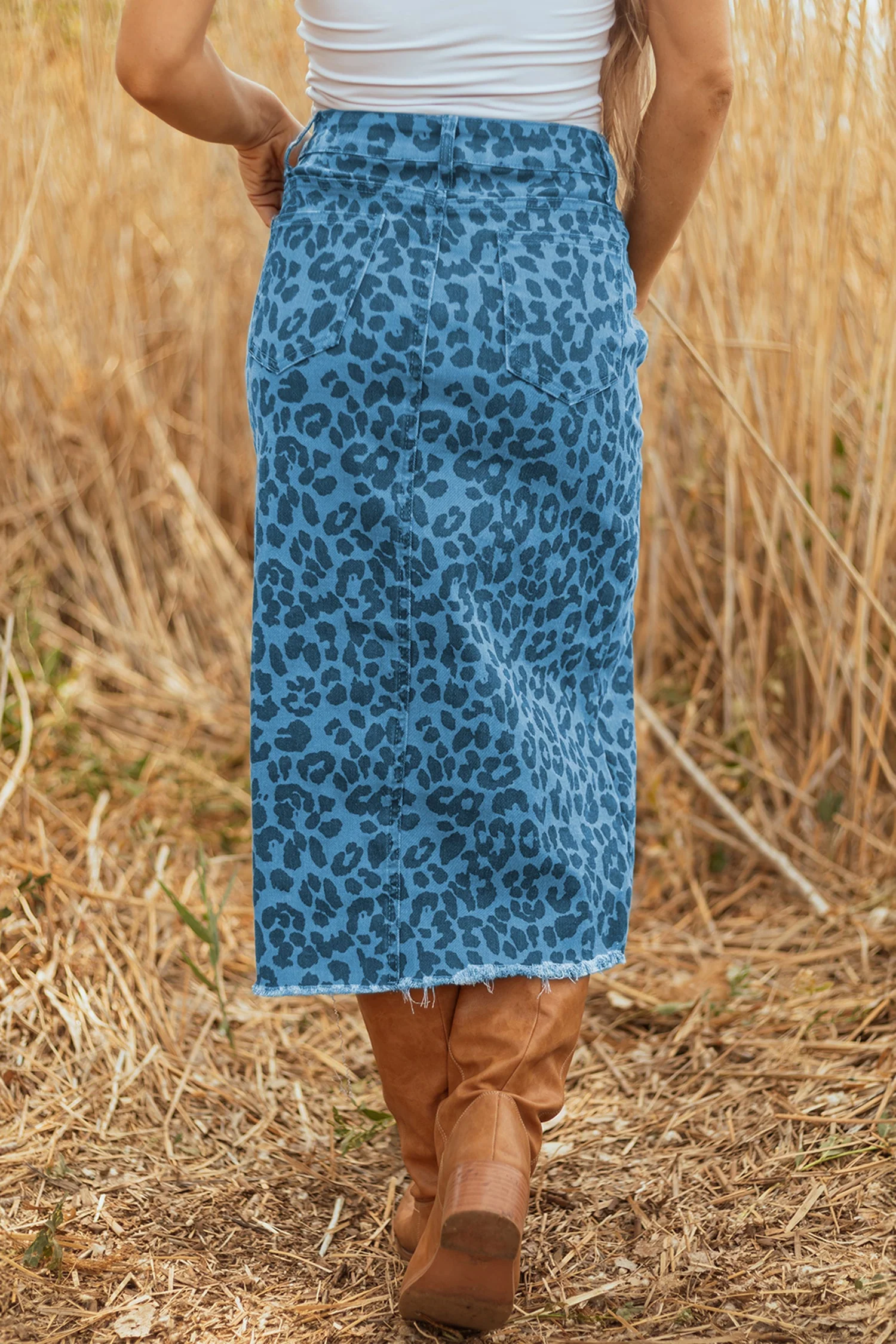 Gonna Midi in Denim Leopardata con Spacco e Orlo Sfilacciato - Image 5
