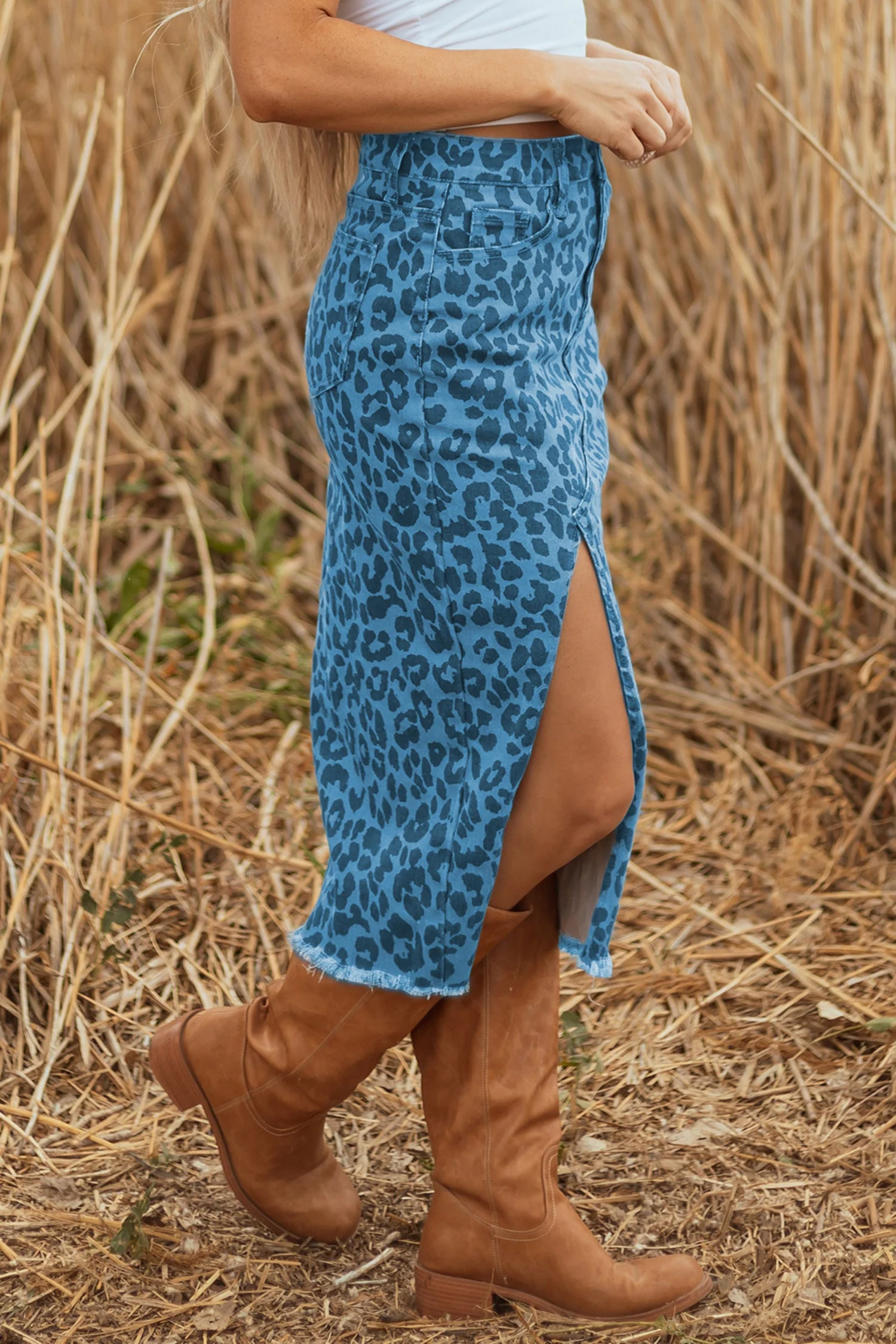 Gonna Midi in Denim Leopardata con Spacco e Orlo Sfilacciato - Image 6