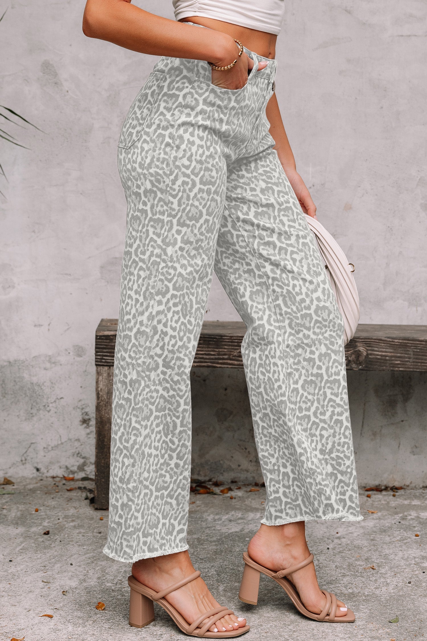Jeans Leopardati a Gamba Larga a Vita Alta con Bordi Sfrangiati - Image 3