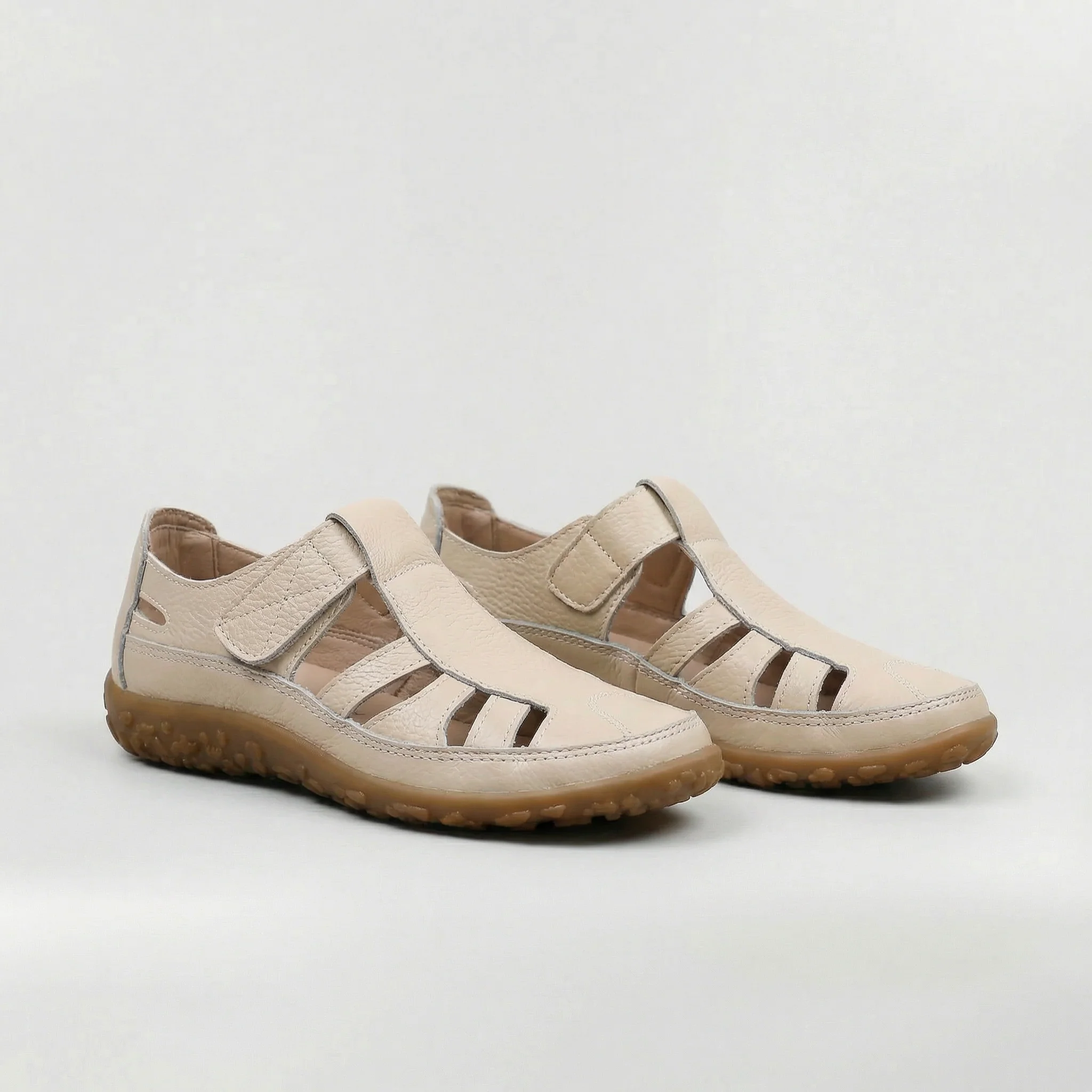 Sandali chiusi da donna con cut-out e suola comfort per uso quotidiano - Image 2