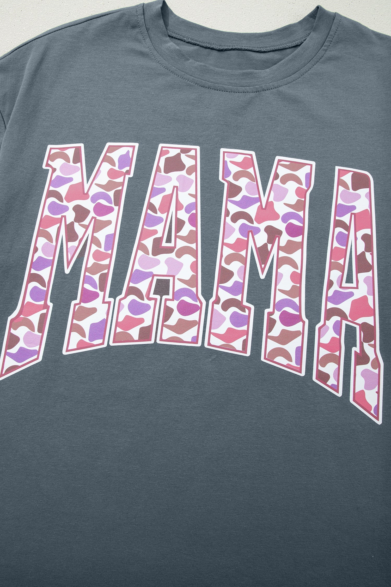 Set Coordinato Grigio Medio con T-shirt MAMA e Pantaloni Mimetici - Image 16
