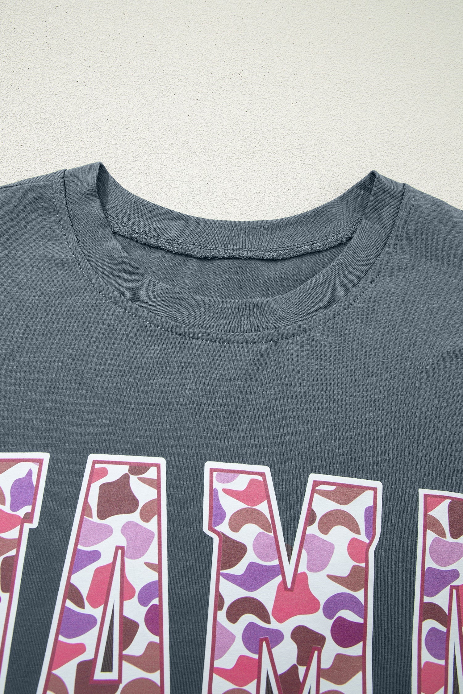 Set Coordinato Grigio Medio con T-shirt MAMA e Pantaloni Mimetici - Image 17