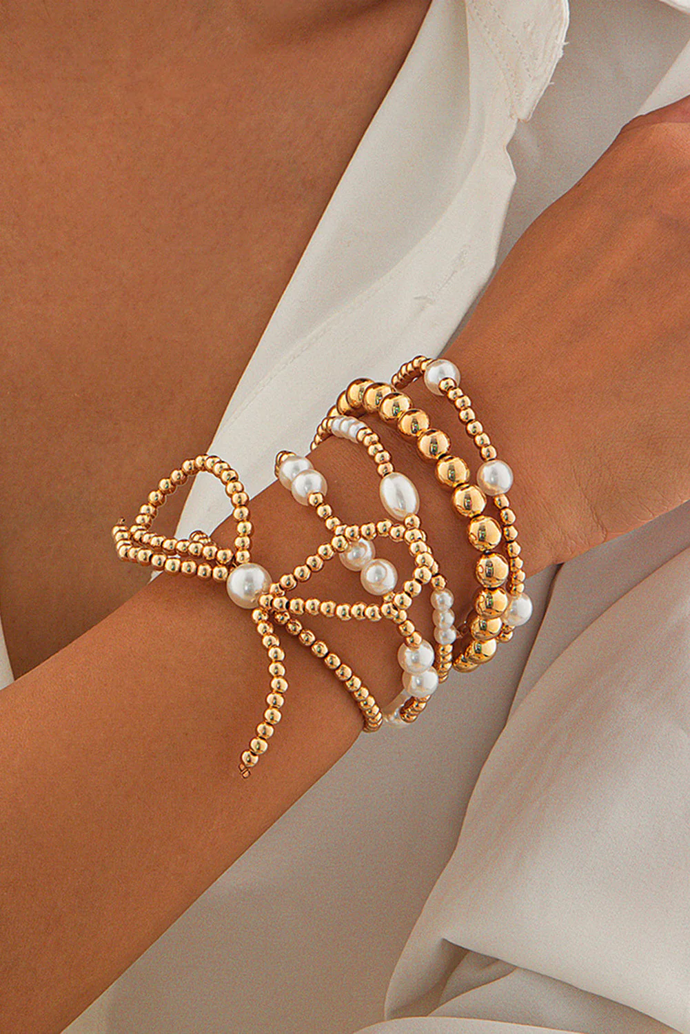 Set di Bracciali Multistrato con Fiocco Dorato e Perle - Image 2