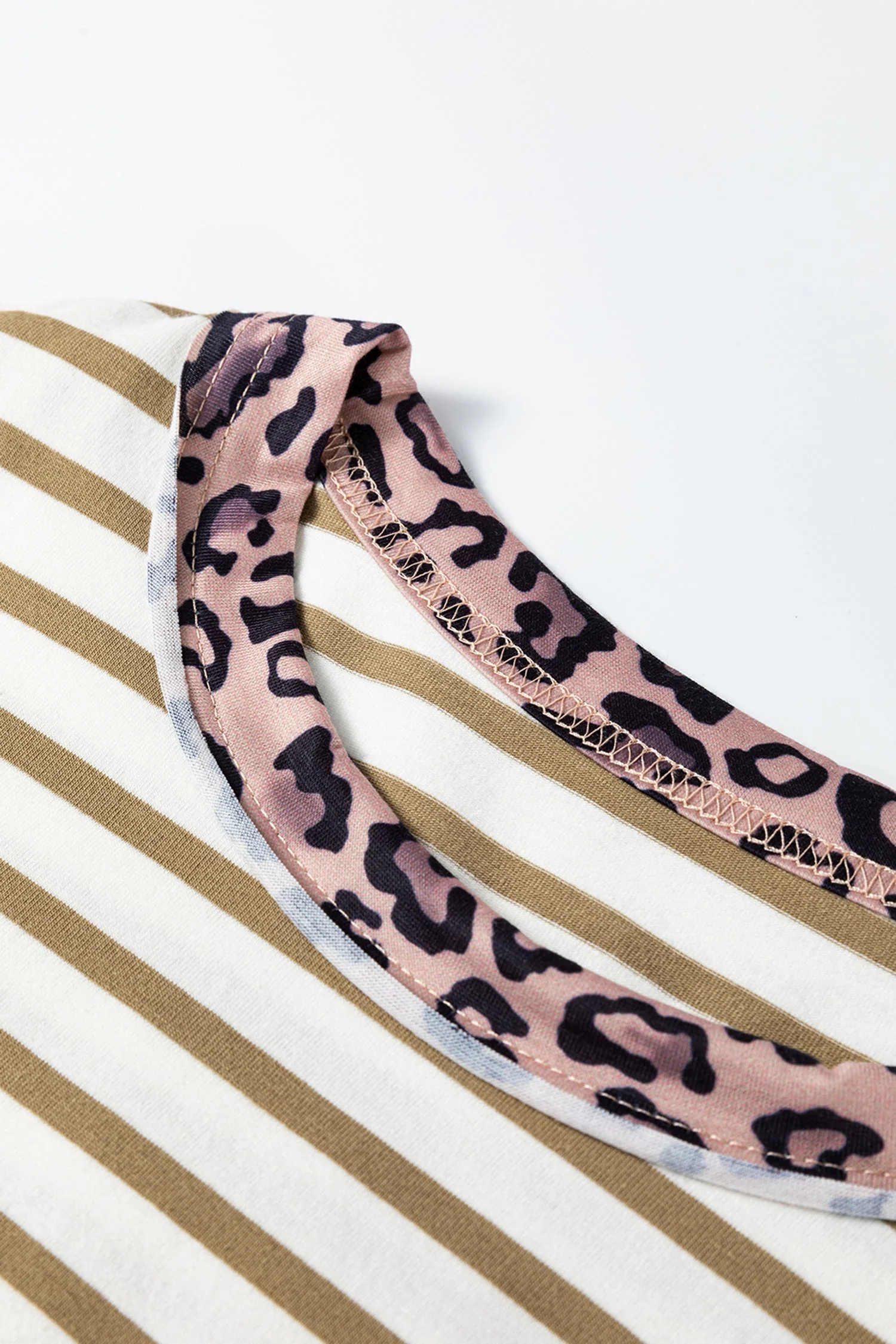 T-shirt ampia a girocollo con righe kaki e patchwork leopardato - Image 6