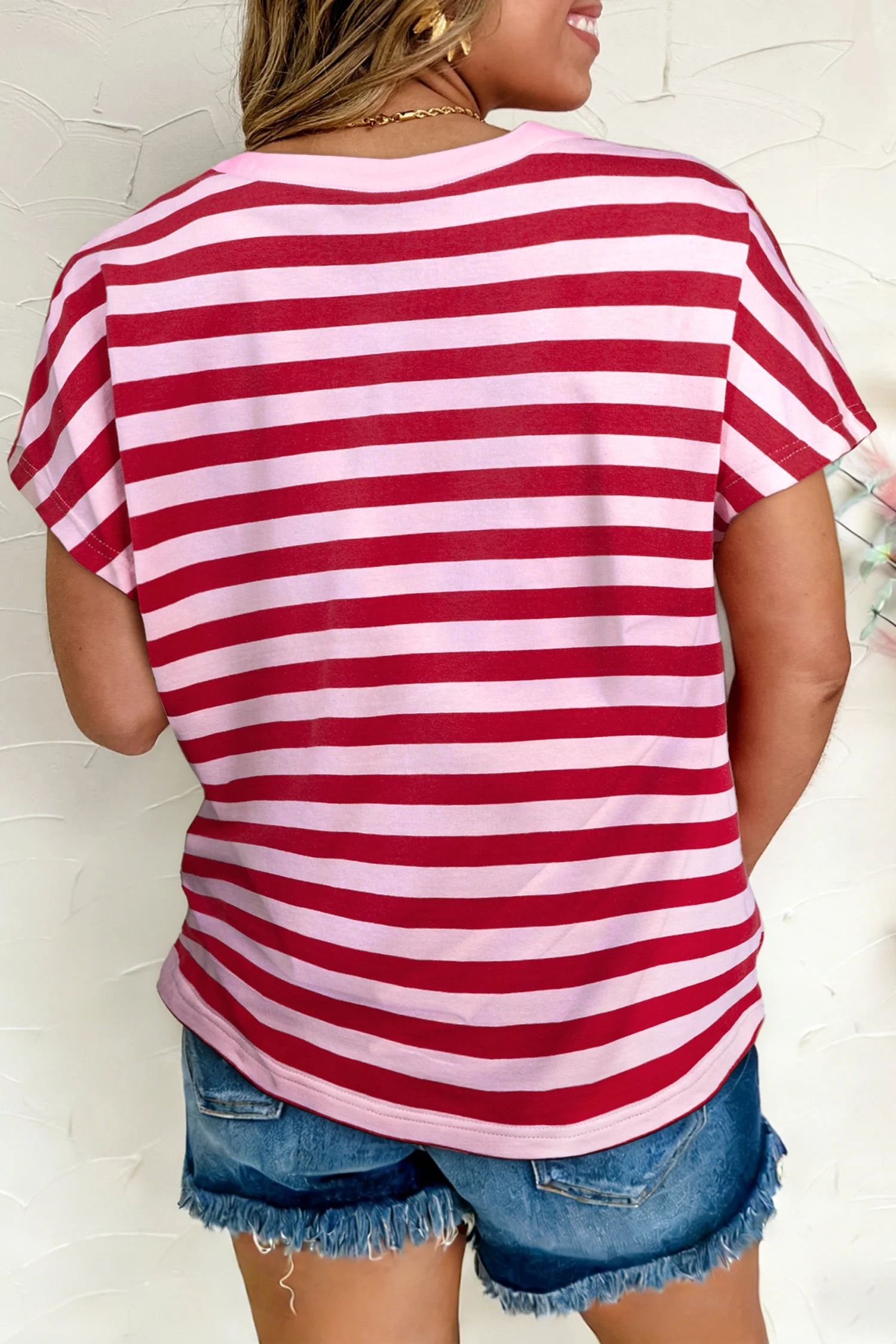 T-shirt Casual a Righe Rosa con Scollo a V - Image 2