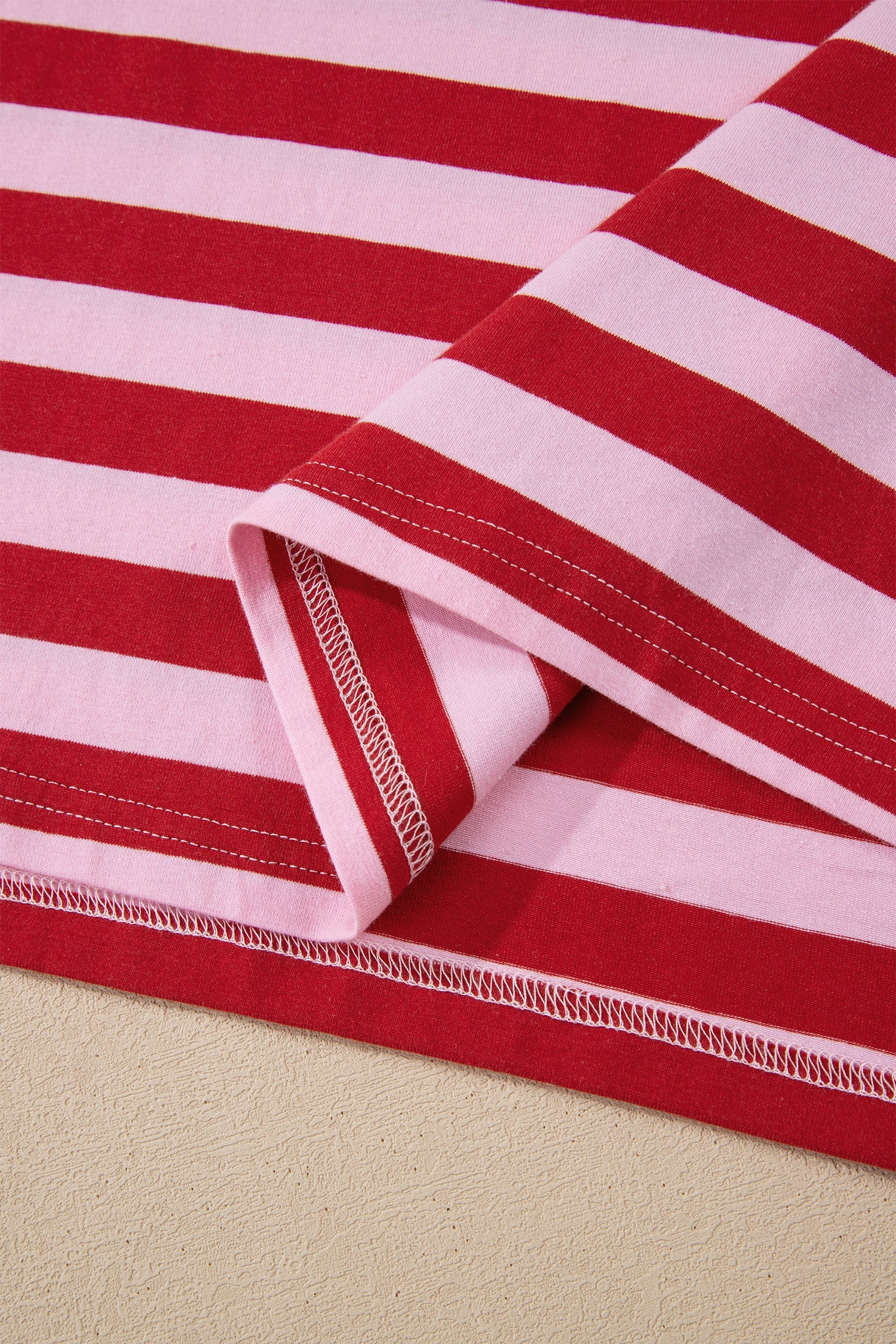 T-shirt Casual a Righe Rosa con Scollo a V - Image 8