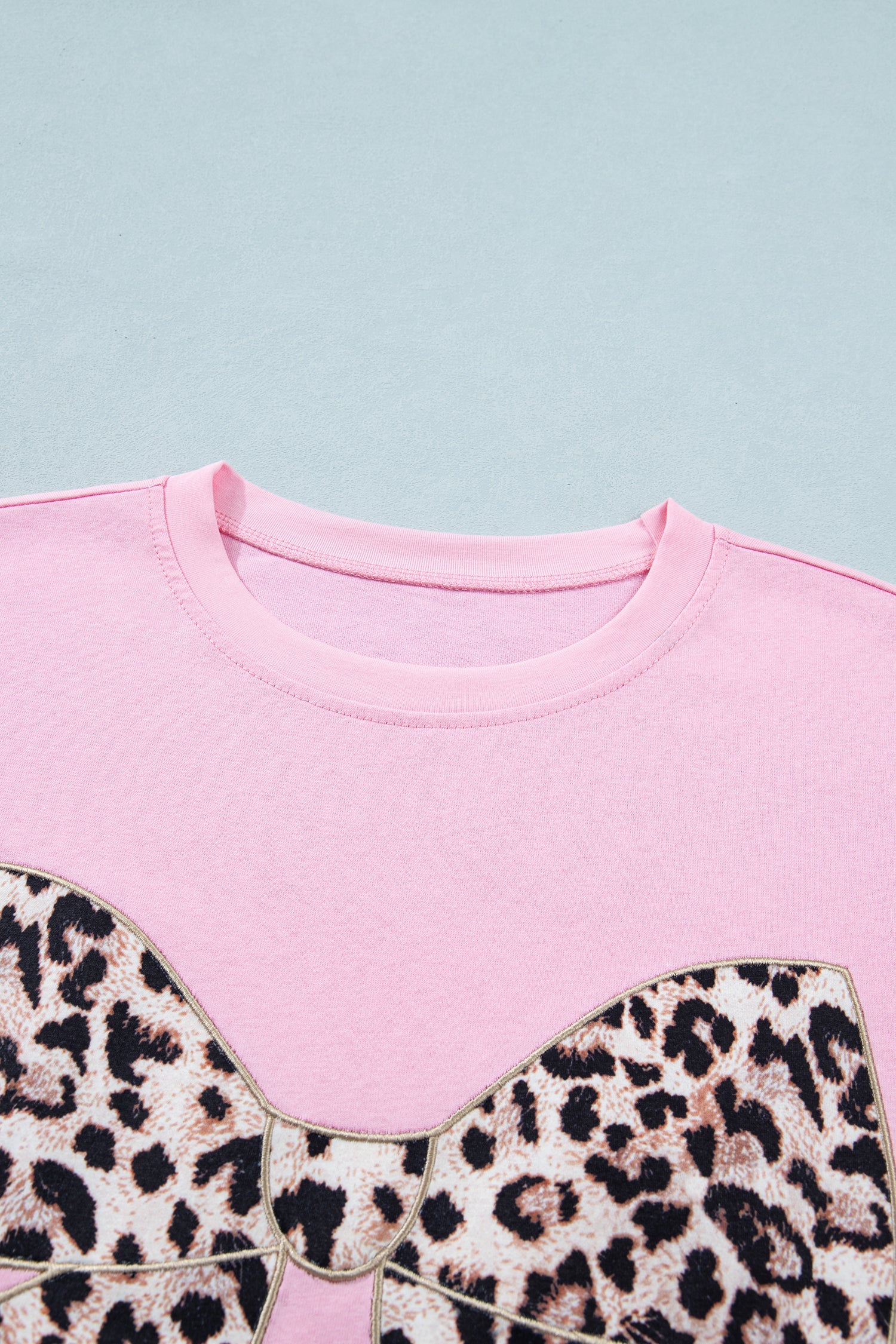 T-shirt in cotone con fiocco leopardato ricamato e girocollo - Image 8