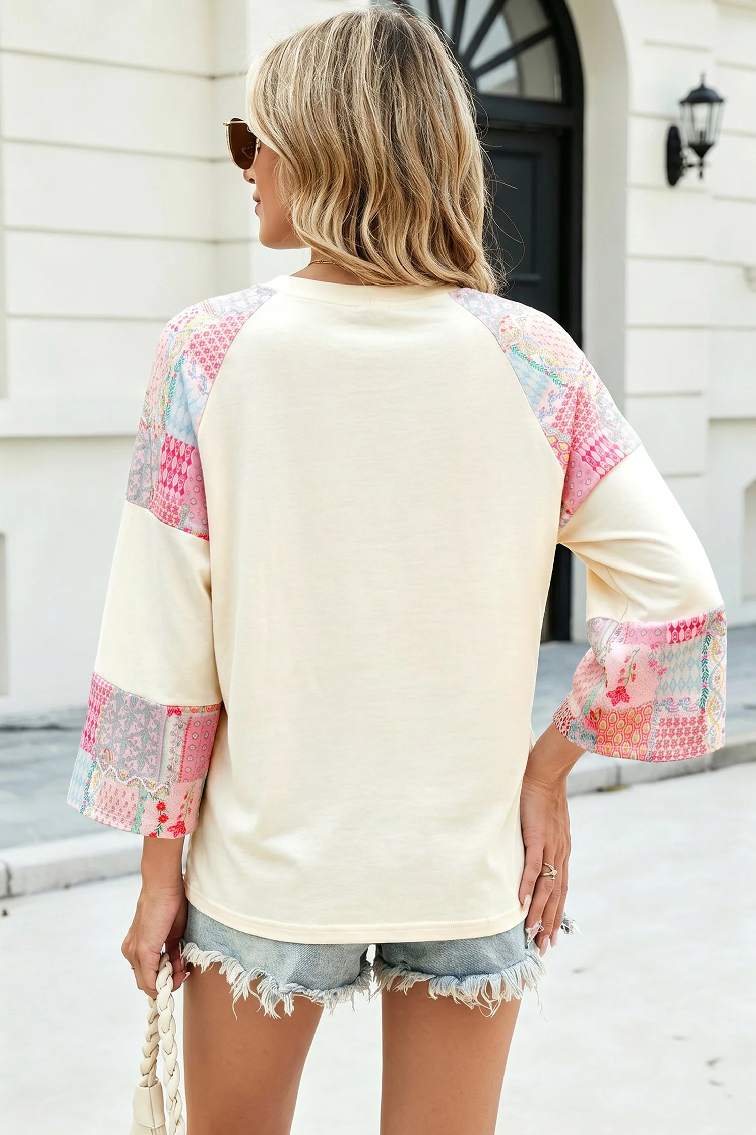 Top a Maniche Lunghe Beige con Patchwork Floreale Retro e Color Block - Image 2
